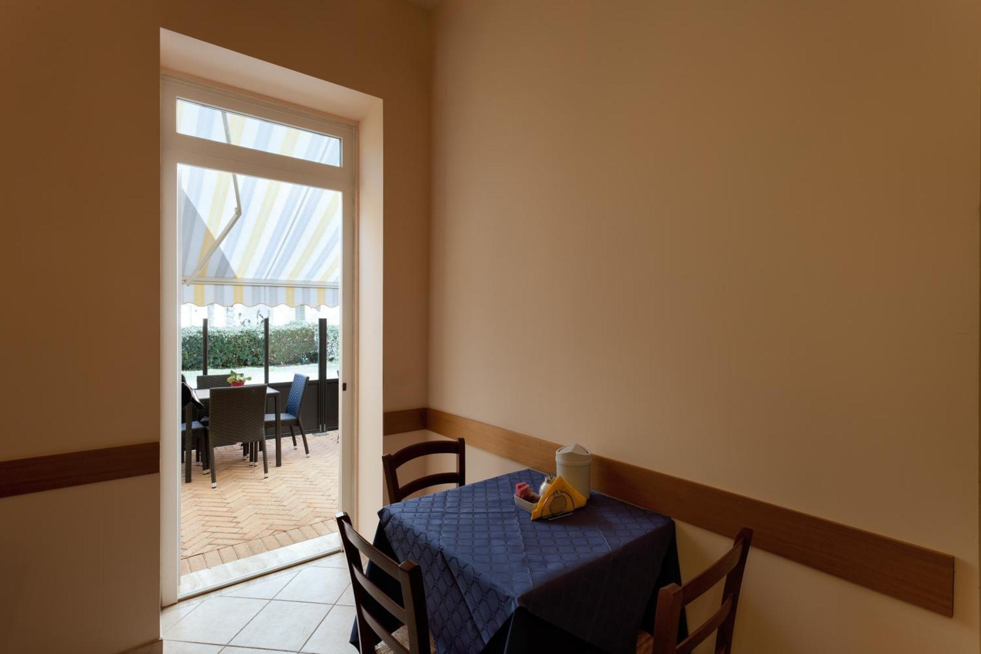 Parking Hotel Giardino Livorno Exterior foto