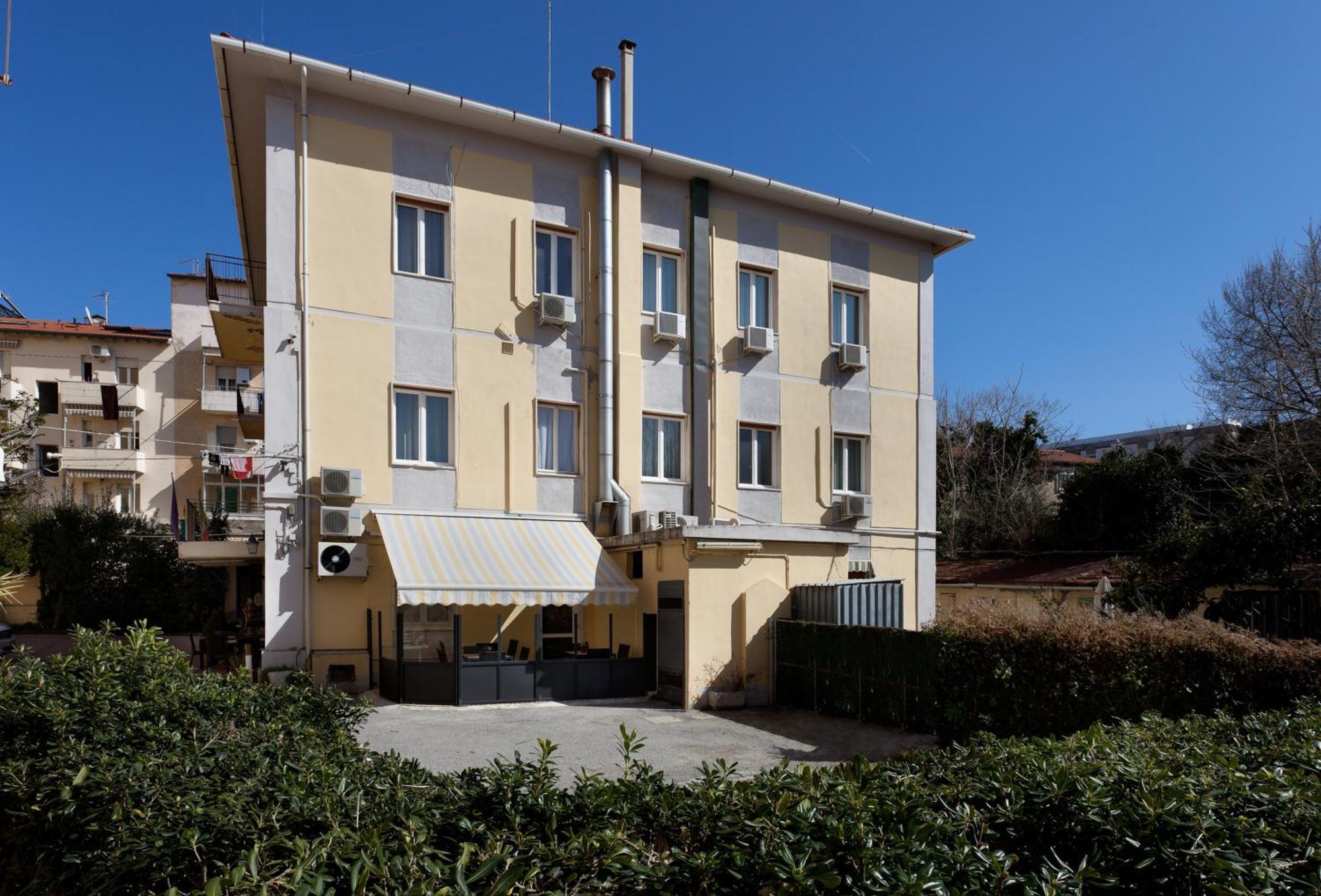Parking Hotel Giardino Livorno Exterior foto