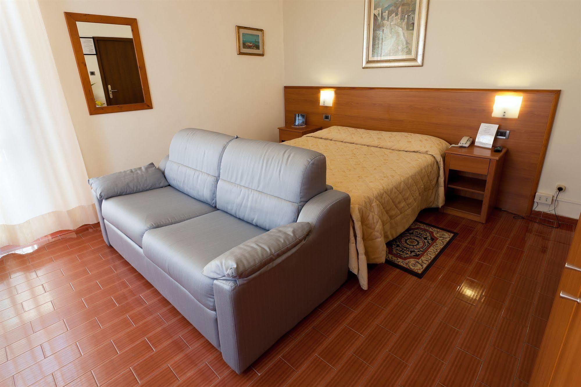 Parking Hotel Giardino Livorno Exterior foto