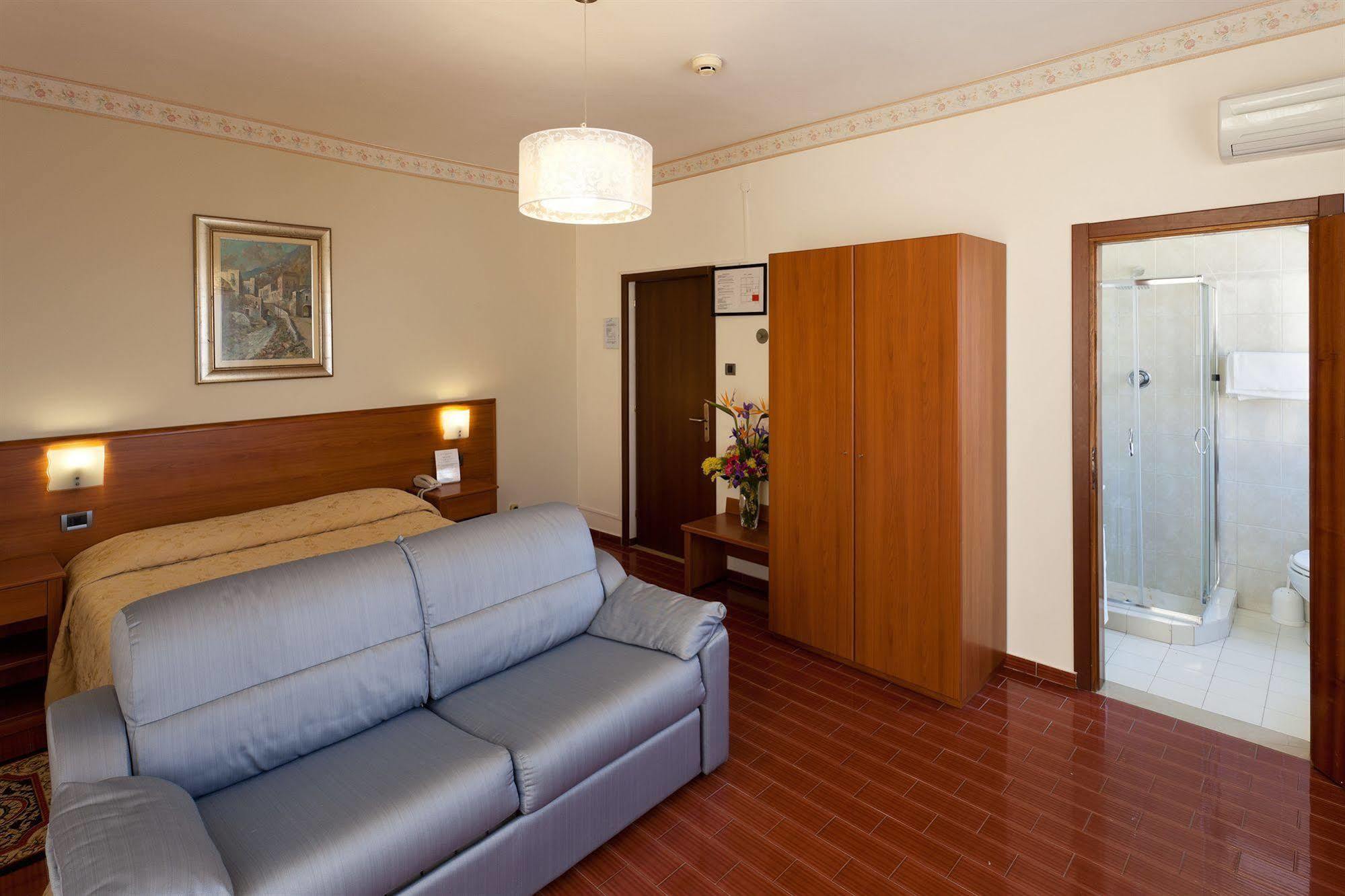 Parking Hotel Giardino Livorno Exterior foto