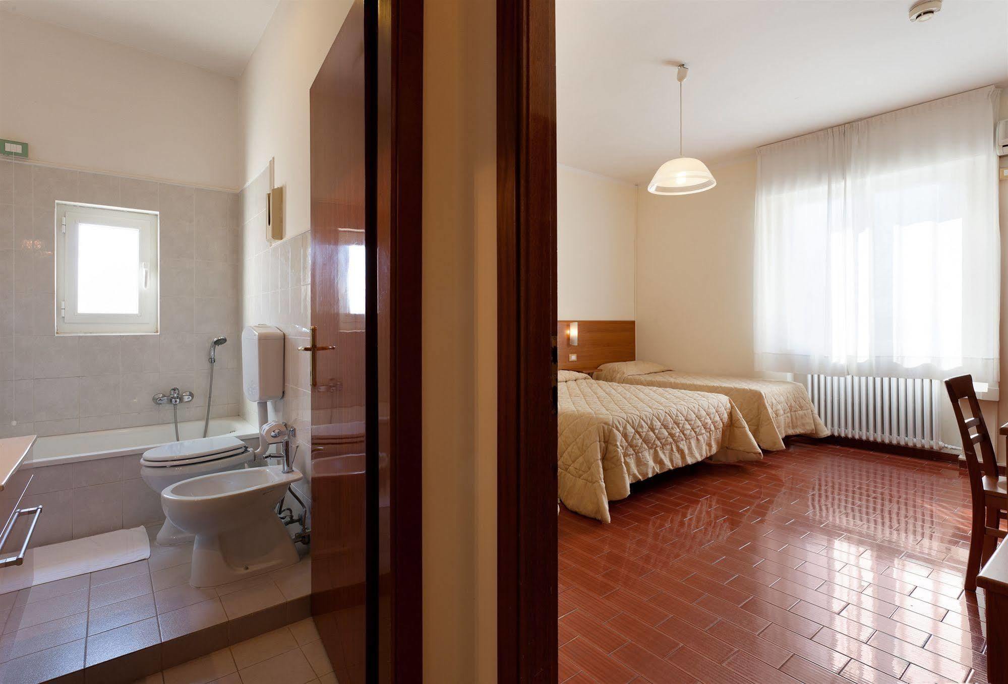 Parking Hotel Giardino Livorno Exterior foto