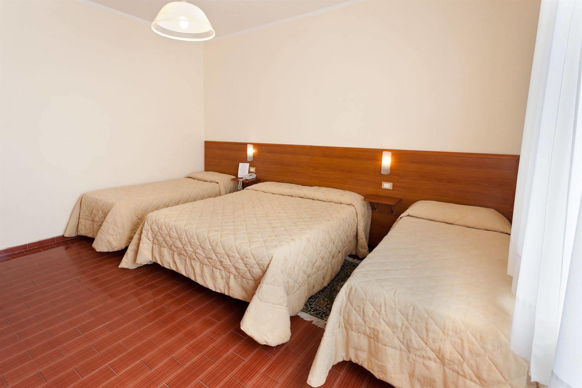 Parking Hotel Giardino Livorno Exterior foto