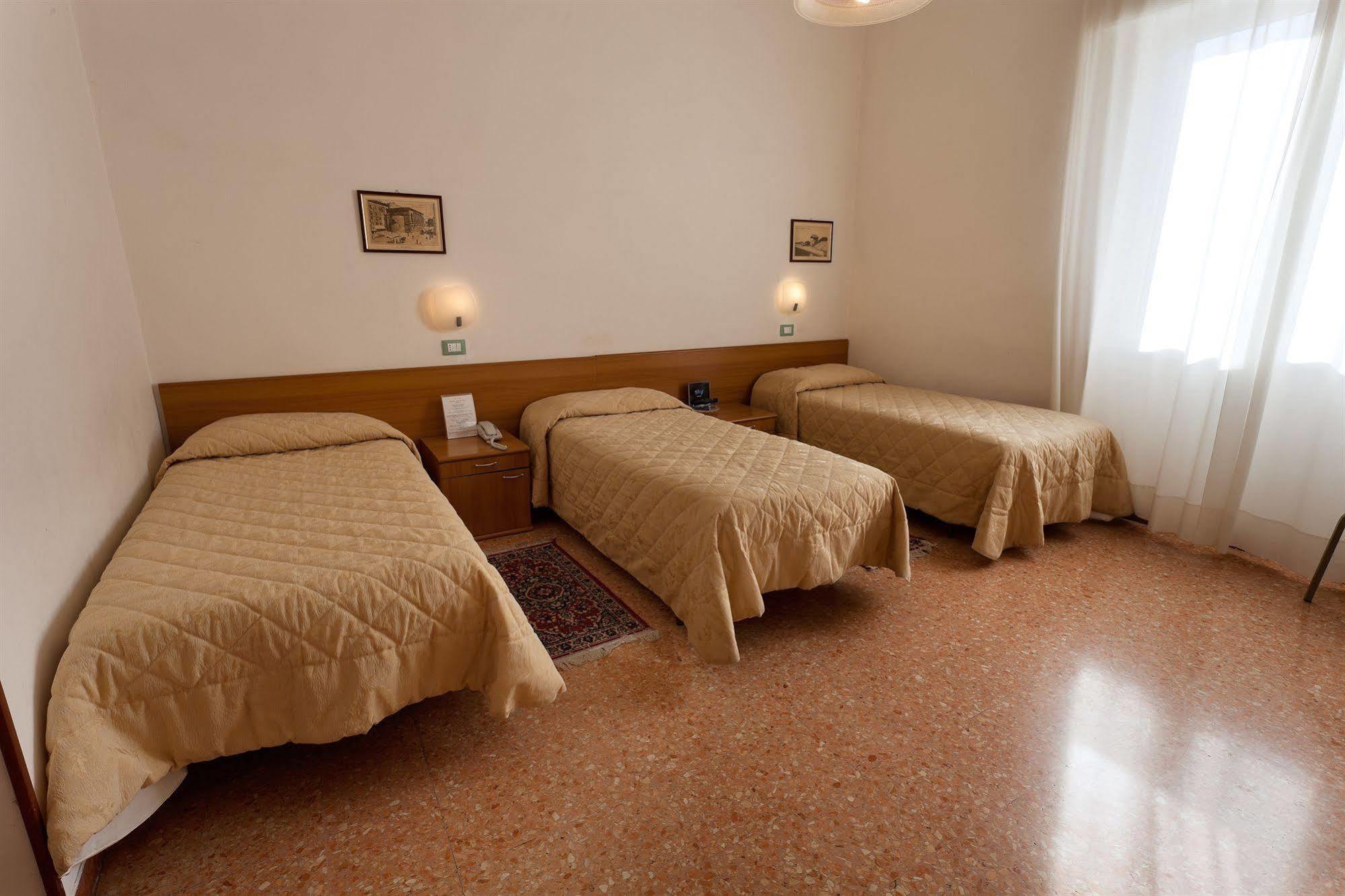 Parking Hotel Giardino Livorno Exterior foto